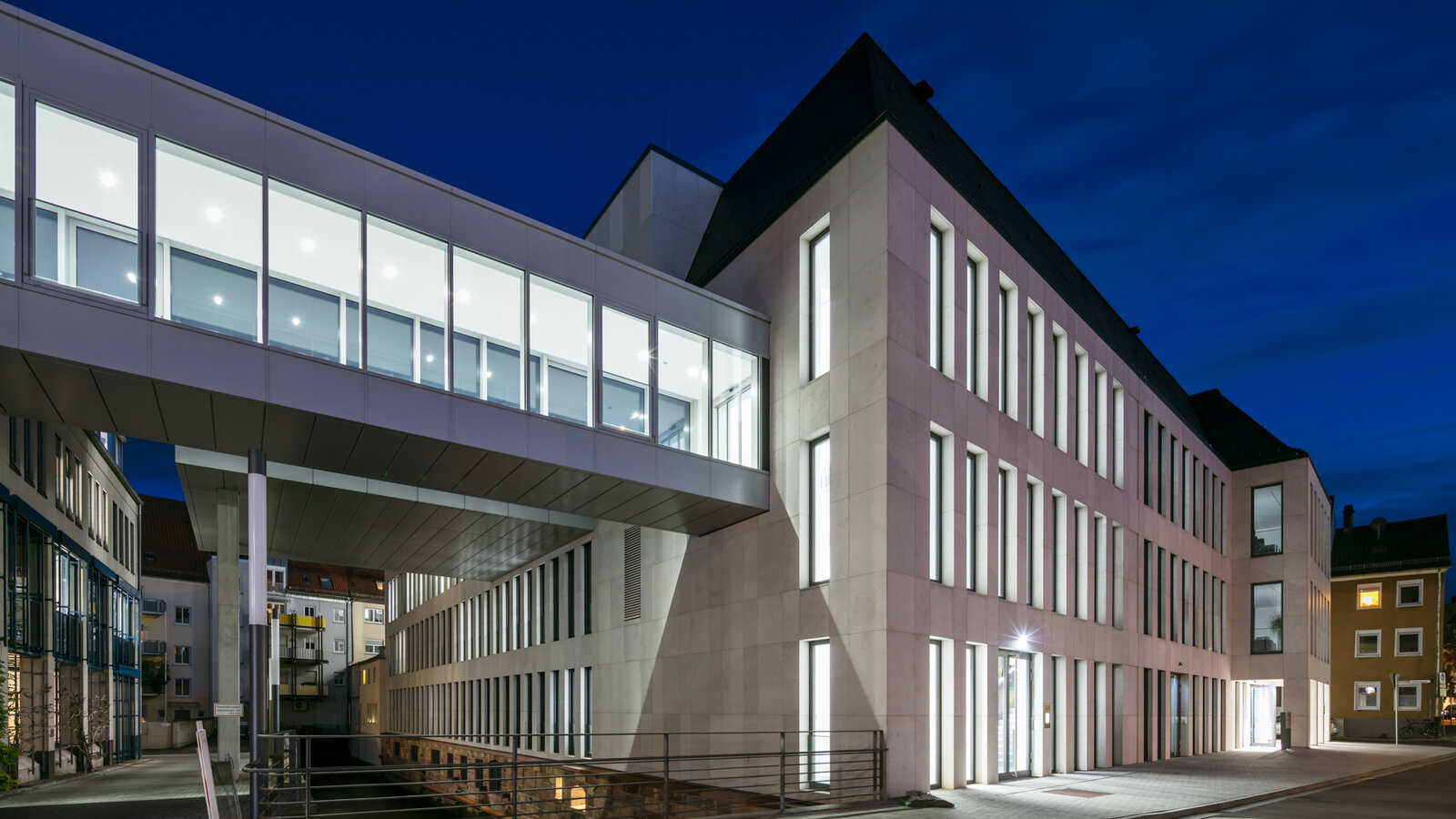 Fassadenbau für Bankgebäude – von ALWICO Hesterberg