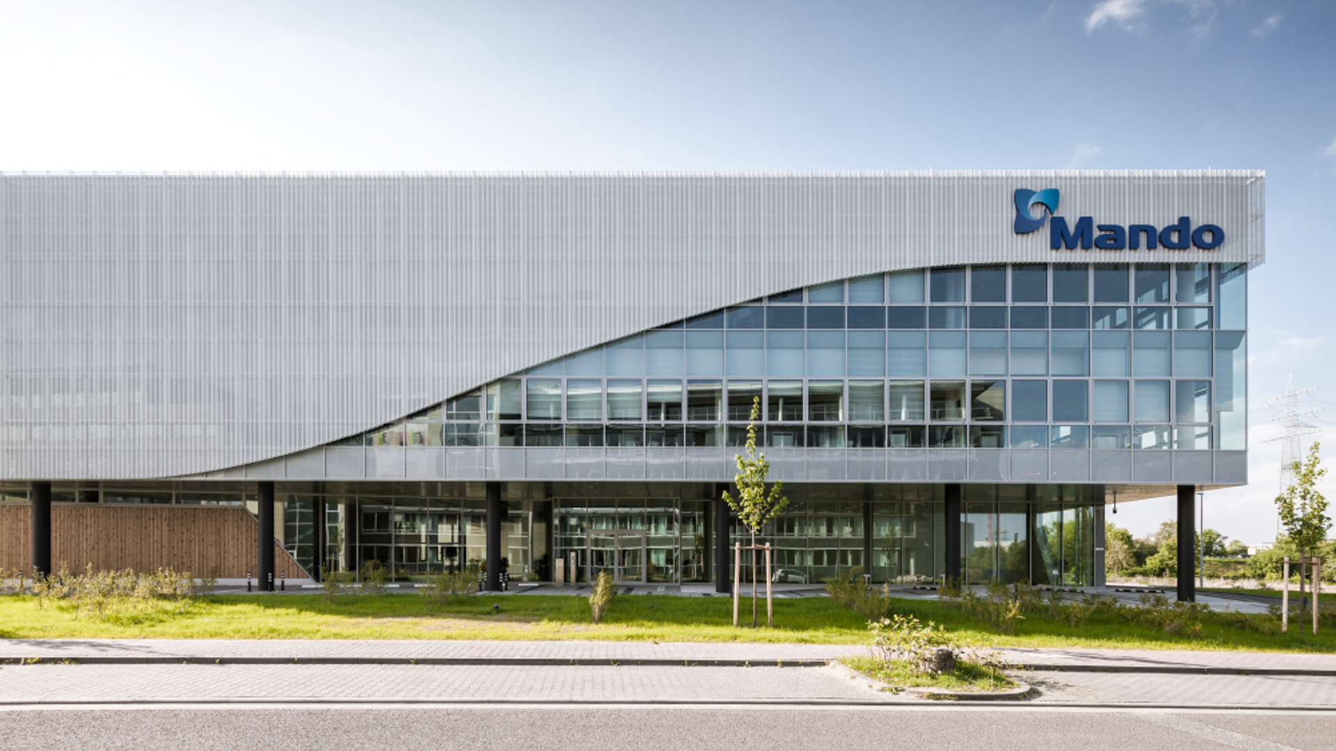 Fassadenbau für MANDO in Frankfurt – von ALWICO Hesterberg